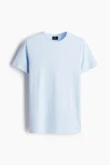 Remera de cuello redondo y manga corta, confeccionada en punto de algodón liviano. Presenta un corte ajustado al cuerpo con bajo recto.