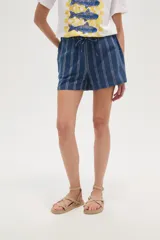 Short de algodón azul marino con rayas verticales blancas, tiro medio y cordón ajustable en la cintura.