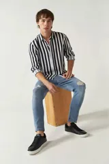 Camisa de hombre de manga larga con cuello clásico y estampado de rayas verticales en tonos azules, grises y blancas.