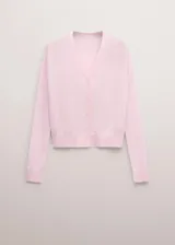 Cardigan de punto color rosado, con escote redondo, manga larga y cierre frontal con botones nacarados.