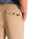 Pantalón tipo chino de corte recto y tiro medio, color beige, con cierre de cremallera y botón, bolsillos laterales y bolsillos traseros con solapa y botón.
