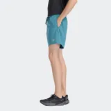 Short deportivo New Balance con tecnología de secado rápido NB DRY, confeccionado en poliéster reciclado. Presenta cintura elástica con cordón de ajuste exterior, bolsillos laterales y un bolsillo interno discreto. Incluye calzoncillo transpirable incorporado y logotipo reflectante en la pierna.