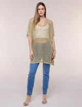 Poncho de tejido de punto abierto crochet con hilos metalizados de lúrex, color gris, ultra liviano, de silueta amplia y fluida, escote en V y mangas cortas integradas estilo capa.
