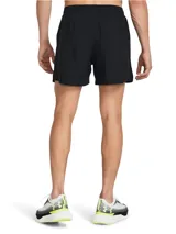 Shorts deportivos Under Armour modelo UA Launch de 5 pulgadas para hombre, en color negro con el logo de la marca en blanco en el lateral. Confeccionados en tejido ligero y elástico, cuentan con cintura elástica con cordón y bolsillos laterales.