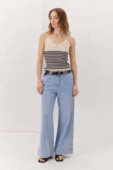 Pantalón jean negro de corte ancho y tiro alto, con pinzas delanteras y pespuntes laterales.