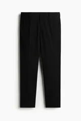 Pantalón sastrero negro de corte slim fit, con cierre de cremallera y botón, bolsillos laterales y raya marcada en las piernas.