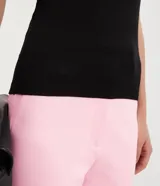 Blusa básica de punto color naranja, con cuello redondo y mangas cortas con barra contrastante.