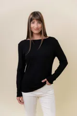 Remera de manga larga confeccionada en tela suave con elastano, con diseño de cuello bote y silueta entallada.