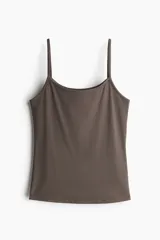 Musculosa marrón de microfibra, con escote redondo y tirantes finos ajustables.