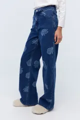Jean wide leg de denim azul con estampado de rosas.