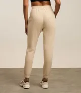 Pantalón de jogging deportivo color bordó, de cintura elástica, con frisos delanteros, bolsillos y puños en los tobillos.