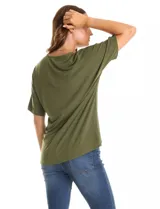 Blusa de silueta fluida con escote en V, manga japonesa corta y costura central vertical en el frente. Confeccionada en tejido de punto con acabado mate, presenta un diseño con largo asimétrico, siendo más larga en la espalda.