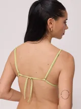 Top de bikini triangular con estampado floral en tonos verdes, azules y naranjas.