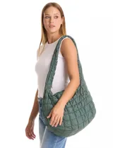 Bolso capitoneado color verde oscuro, marca Do Everything In Love, con abertura de cierre, reparticiones y bolsillos internos, y bolsillos laterales con cierre.