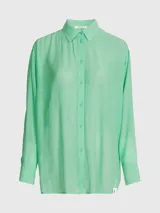 Camisa verde menta de rayón arrugado, corte regular, cuello en punta, manga larga con puños abotonados y espalda dividida con detalle anudado.