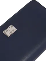 Billetera Tommy Jeans azul marino con cierre de cremallera y logo metálico en la parte delantera. Cuenta con tres compartimentos principales, dos compartimentos interiores para billetes, un bolsillo interior con cremallera y múltiples ranuras interiores para tarjetas.