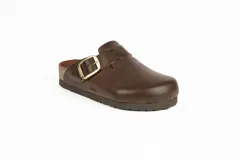 Zueco de gamuza color marrón con tira ajustable mediante hebilla metálica dorada, suela de corcho y base de goma estriada.