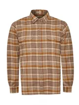 Camisa de franela de algodón orgánico para hombre, de manga larga y calce regular, con estampado de cuadros en tonos marrón, beige y tostado. Cuenta con cuello camisero, cierre frontal con botones de madera y dos bolsillos frontales con solapa.