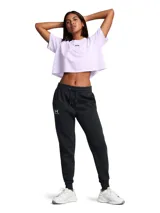 Pantalón de jogging Under Armour de corte deportivo, confeccionado en tejido polar de mezcla de algodón con interior cepillado. Presenta cintura elástica con cordón de ajuste exterior, bolsillos laterales y puños acanalados en los tobillos. Incluye el logo de la marca estampado en la pierna derecha.