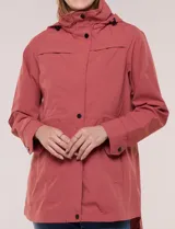 Campera impermeable Gallery color azul marino, con capucha plegable, cierre frontal con solapa de botones a presión, bolsillos y cordón de ajuste en la cintura.