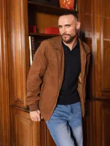 Campera de estilo casual confeccionada en material tipo gamuza color marrón, con cierre frontal, cuello clásico y puños elásticos acanalados.