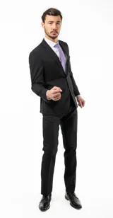 Traje de dos piezas compuesto por saco de dos botones con solapa clásica y pantalón de corte slim fit. Confeccionado en poliéster, presenta un diseño versátil y elegante.