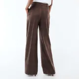 Pantalón marrón de corte ancho y talle alto, con estampado a cuadros y pinzas en la parte delantera.