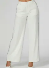 Pantalón sastrero de corte recto y cintura media con elástico en la parte posterior. Presenta una banda lateral decorativa con pedrería brillante a lo largo de ambas piernas, bolsillos laterales y cierre frontal con botón.