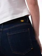 Pantalón de jean color azul índigo oscuro, de corte recto y tiro alto, con costuras en contraste y cierre frontal con botón y cremallera.