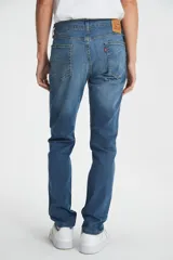 Jeans Levi's modelo 510 Skinny Fit, de color azul con efecto deslavado y costuras en contraste. Cuenta con tiro medio, ajuste entallado y diseño elástico para mayor comodidad.