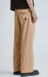 Pantalón recto de microfibra color beige, con cintura elastizada, cierre y botón frontal, y bolsillos traseros con tapa.