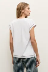 Remera verde oliva con cuello en V, mangas cortas y detalle de vainillas en las costuras de las mangas y el ruedo.