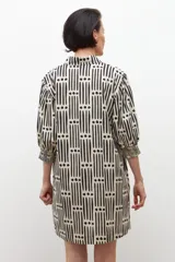 Vestido camisero corto con estampado geométrico en blanco y negro, de corte recto y manga 3/4.