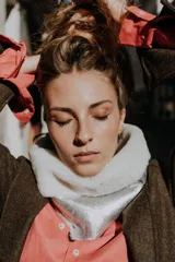 Cuello de corderito color crema con exterior de cuero dorado brillante.