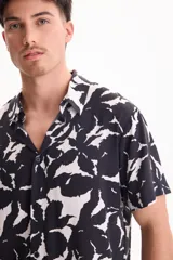 Camisa de viscosa de manga corta con corte clásico, de color negro con estampado abstracto en contraste.
