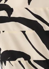Vestido corto de viscosa con diseño asimétrico de un solo hombro y manga larga abullonada. Presenta un estampado botánico en tonos beige y negro.