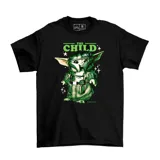Remera negra de manga corta con estampado frontal de Grogu (The Child) de Star Wars, con detalles en tonos verdes y blancos.