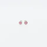 Par de aros pequeños tipo abridores de plata 925 con circonias rosas redondas.