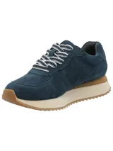 Zapatilla casual de gamuza color azul marino, con suela de plataforma de goma y crepé natural. Presenta cordones bicolores y detalle de etiqueta pequeña en el talón.