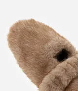 Pantufla cerrada de estilo zapatilla, confeccionada en poliéster con revestimiento de textura felpuda en color tostado.