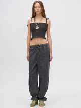 Pantalón de jean color gris oscuro con efecto acid wash, corte relajado y recto, con cintura elástica y cordón ajustable.