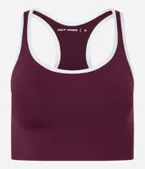 Top deportivo sin copa, color azul marino, con escote en U y espalda tipo nadador. Presenta ribetes contrastantes blancos en el escote y los bordes de las sisas.