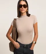 Body negro con cuello alto, mangas cortas y ajuste ceñido al cuerpo. Confeccionado en poliamida con elastano por la marca Cortelle.