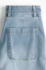 Pantalón jean de denim de algodón con leve stretch, tiro alto y pierna ancha. Cuenta con bolsillos tipo parche en el frente y raya marcada en ambas piernas.
