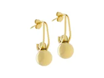 Aros colgantes de acero dorado con perla.