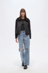 Campera estilo aviador color marrón claro, con cuello y forro de corderito color beige. Presenta cierre frontal y puños y ruedo con terminación de corderito.