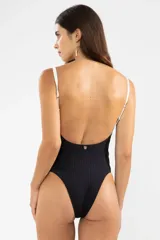 Malla entera de lycra negra con textura acanalada, escote en V y breteles finos blancos con apliques dorados.