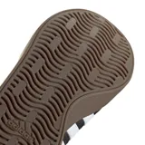 Championes Adidas modelo VL Court 3.0, de diseño urbano con parte superior en color negro y las icónicas tres tiras laterales en blanco. Presenta una suela vulcanizada de caucho en tono marrón oscuro y cierre mediante cordones.