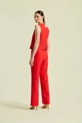 Pantalon sastrero color beige, de corte recto y lineas limpias, disenado para ofrecer un estilo elegante y versatil.