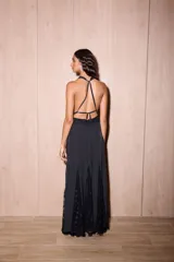 Vestido largo negro con estampado de lunares blancos, confeccionado en jersey con lurex y encaje. Presenta escote en V profundo, tirantes finos y detalles de encaje en el pecho y el ruedo.